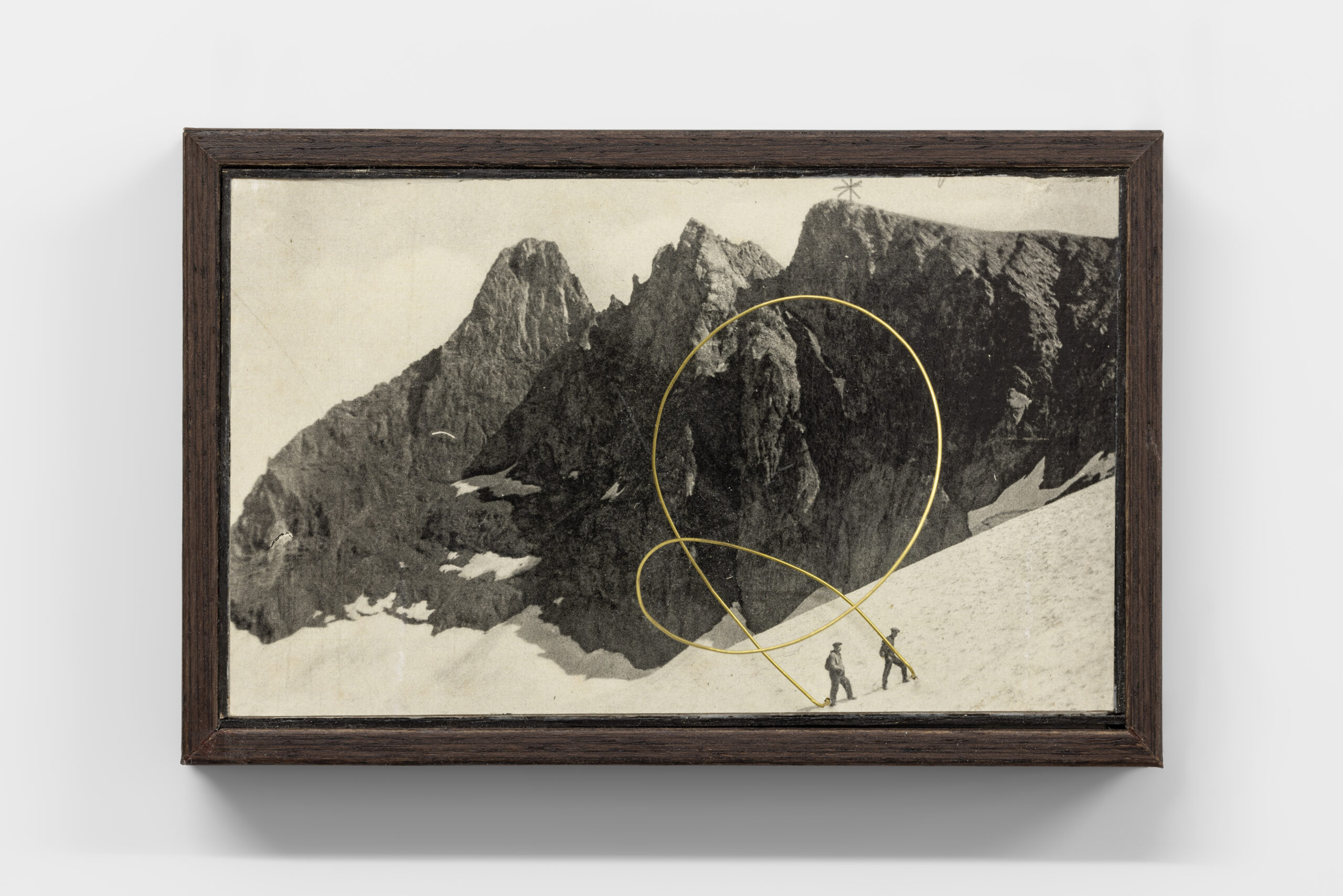 Os Alpinistas, 2023, postcard, brass and balsa, 9 x 14 x 6 cm / Os Alpinistas, 2023, postal, latão e balsa, 9 x 14 x 6 cm