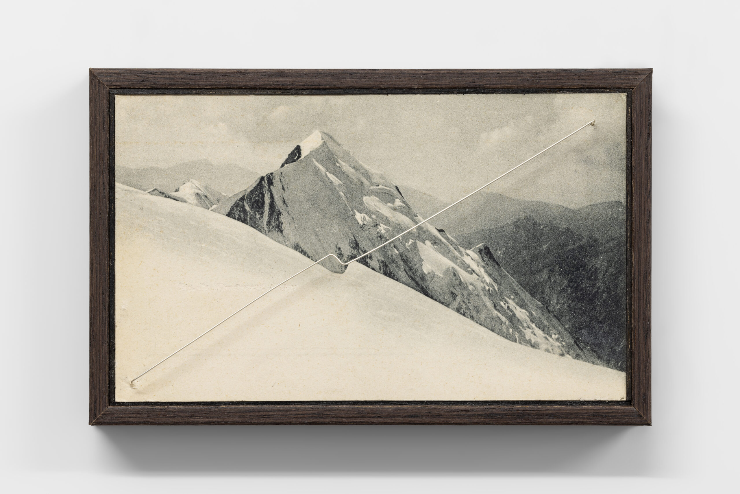 Os Alpinistas, 2023, postcard, silver and balsa, 9,5 x 15 x 2,7 cm / Os Alpinistas, 2023, postal, prata e balsa, 9,5 x 15 x 2,7 cm
